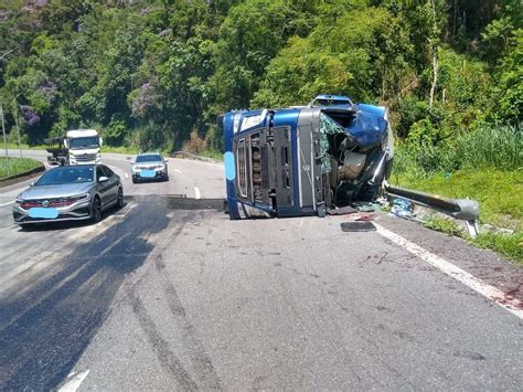 Em Miracatu Carreta Tomba Na R Gis Bittencourt E Deixa Dois Feridos