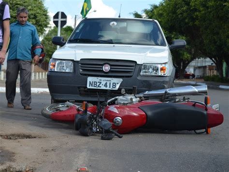 G Motociclista Sofre Fratura Na Perna Ao Colidir Autom Vel Em Ji