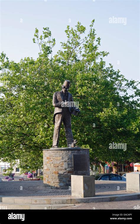 Statue of Tommy Cooper in Caerphilly Stock Photo - Alamy