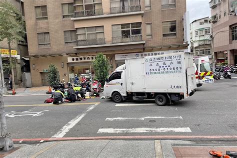 【可惡片】行人地獄！疑a柱擋視線 永和婦人遭左轉貨車撞飛命危 上報 焦點