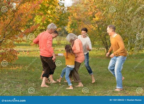 Retrato De La Familia Feliz Grande Que Juega A F Tbol En Parque Foto De