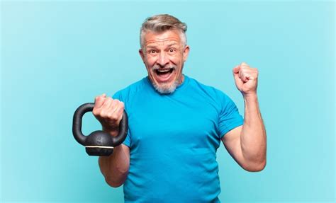 Hombre Atleta Senior Que Se Siente Sorprendido Emocionado Y Feliz