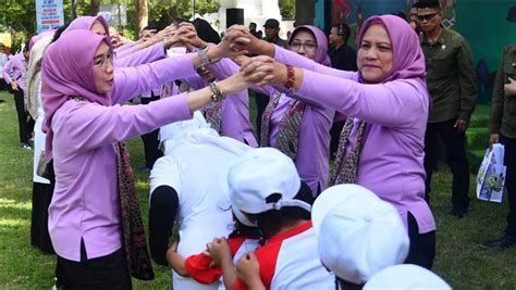 Kartinimedia Id Ibu Iriana Bersama Anggota Oase Kim Main Permainan