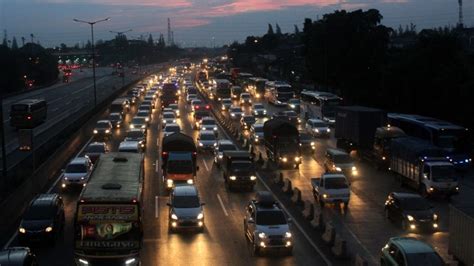 Imbas Perbaikan Jalan Tol Jakarta Cikampek Macet Dari Km 11 35