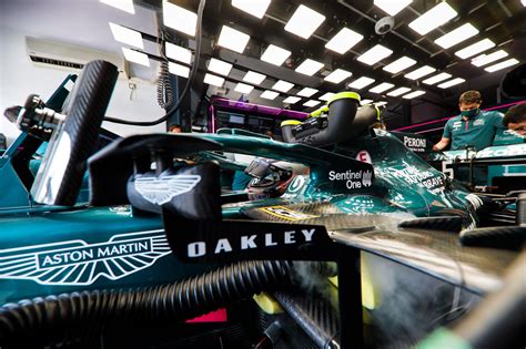 How Formula One Teams set up their Garage ? - BLEACHERS NEWS