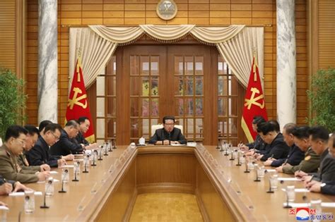 金正恩主持召开劳动党政治局会议 聯合ニュース