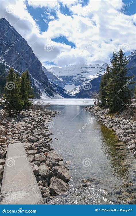 Monte Feira Lago Parcialmente Congelado Reflexo Na água Lago