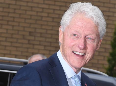 Bill Clinton Pris En Flagrant D Lit En Train De D Vorer Du Regard