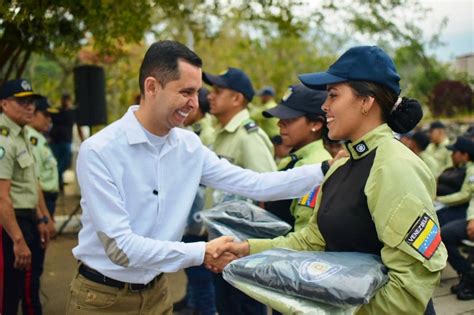 Diario Frontera Alcalde Jes S Araque Dot De Uniformes A Funcionarios