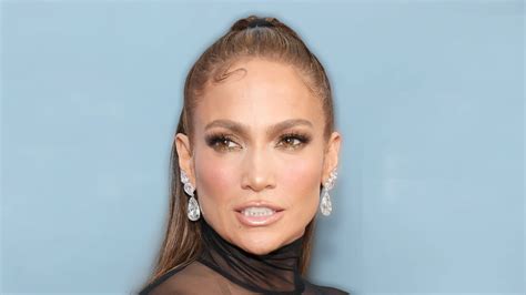 Jennifer Lopez trägt ein unglaublich stilvolles Naked Dress GLAMOUR