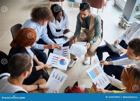 Trabalho Em Equipe De Diversas Pessoas Reunidas No Escritório Foto de