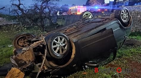 Perde Il Controllo Dell Auto E Finisce Fuori Strada Ferita Lievemente