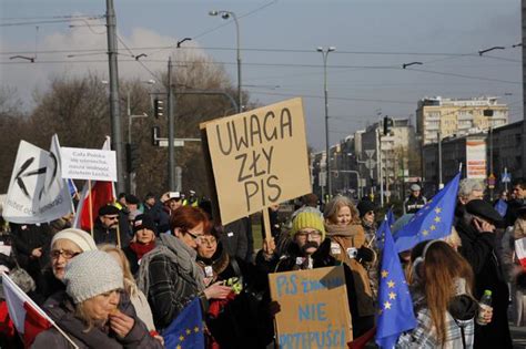 Najciekawsze transparenty na marszu KOD w Warszawie GALERIA ZDJĘĆ