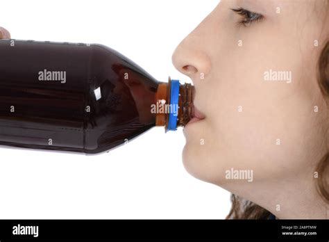 Niño beber Coca Cola de botella Sobre un fondo blanco Foto de alta