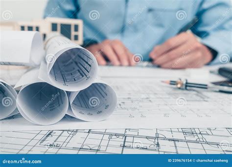 Architect Rolls En Plannen Op Tafel En Architect Engineer Gebruiken Pen