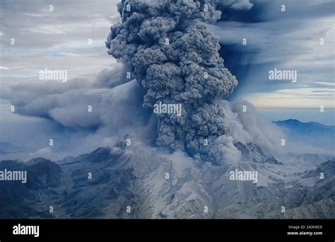 Pinatubo 1991 hi-res stock photography and images - Alamy