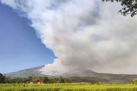 Fenomena Gumpalan Asap Di Puncak Gunung Lawu Ternyata Dipicu Kebakaran