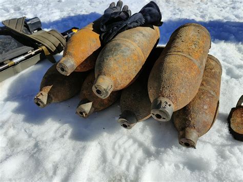 Italian Soldiers Recovered Seven 40kg Ww1 Artillery Shells Found On The Ortler Glacier South