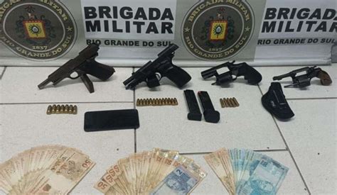 Zona Sul Homem Preso Em Flagrante Com 2 Pistolas E 2 Revólveres Na Cintura