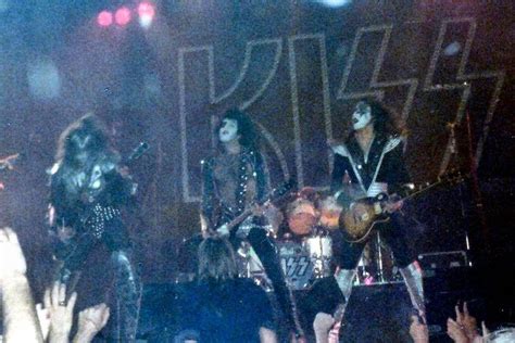 Pin By Christina Knapp On Kiss Hot Band Concert Kiss