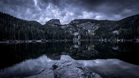 Sombre lac en montagne Fond d écran Ultra HD