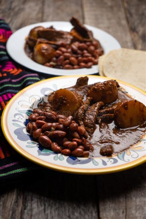 Bife Mexicano Batatas E Molho De Pimenta De Pasila Imagem De Stock