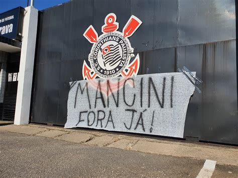 Veja as fotos do protesto da Gaviões no CT do Corinthians Gazeta