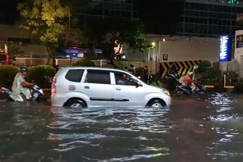 Bahaya Water Hammer Bila Mobil Nekat Terjang Banjir