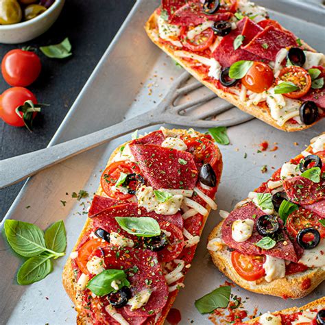 Veganes Pizzabaguette Mit Kirschtomaten Oliven Und Baguette Salami