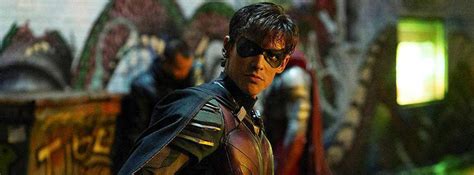 Tit S Brenton Thwaites Compara Uniformes De Robin E Asa Noturna