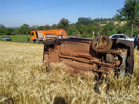 Fiat Uno fica destruído após capotamento em estrada rural