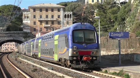 Treni Di Tutti I Tipi In Transito Alla Stazione Di Zoagli Un Paesaggio