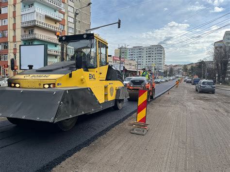 Se Toarn Stratul Final De Asfalt Pe Strada Mihai Viteazul Neamt