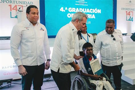 Abinader encabeza cuarta graduación de programa Oportunidad 14 24