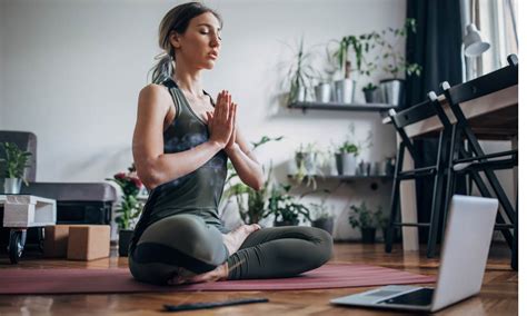 4 Posturas De Yoga Para Aliviar La Ansiedad En Pocos Minutos Foto 1