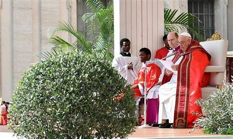 Papa celebra missa do Domingo de Ramos na Praça São Pedro no Vaticano