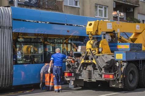 Foto Gu Va U Zagrebu Tramvaj Isko Io Iz Tra Nica Tportal