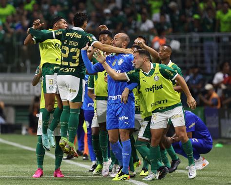 Palmeiras dá o troco no Santos vence clássico no Allianz e é