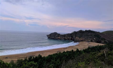 Pantai Jolosutro Pantai Unik Dengan Pasir Hitamnya Yang Eksotis Di