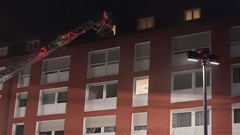 Feuer in München Feuerwehr rettet Frau War es Brandstiftung