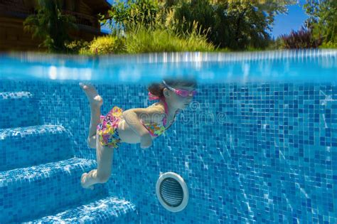 Enfant Nageant Sous L Eau Dans Le Regroupement Image Stock Image Du