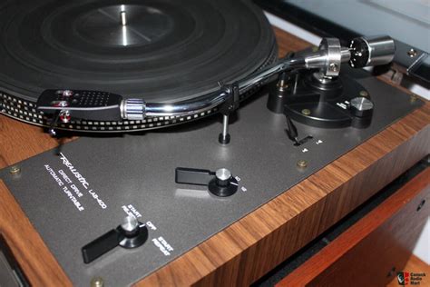 Realistic Lab Direct Drive Fully Automatic Turntable Photo