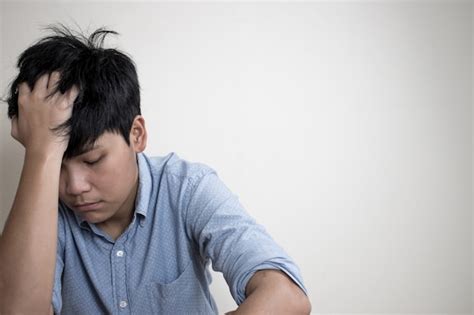 As Pessoas Ficam Tristes Sentadas No Quarto E Segurando A Testa