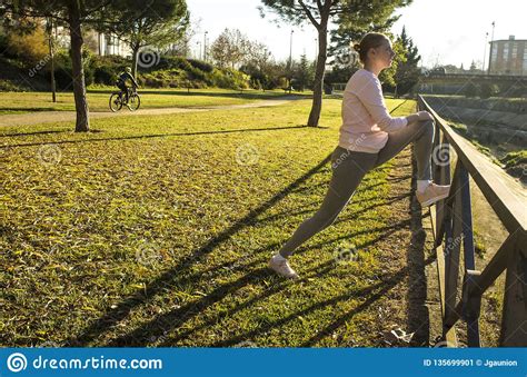 Mujer Que Hace Estirando Ejercicios En El Parque Urbano En La Estación