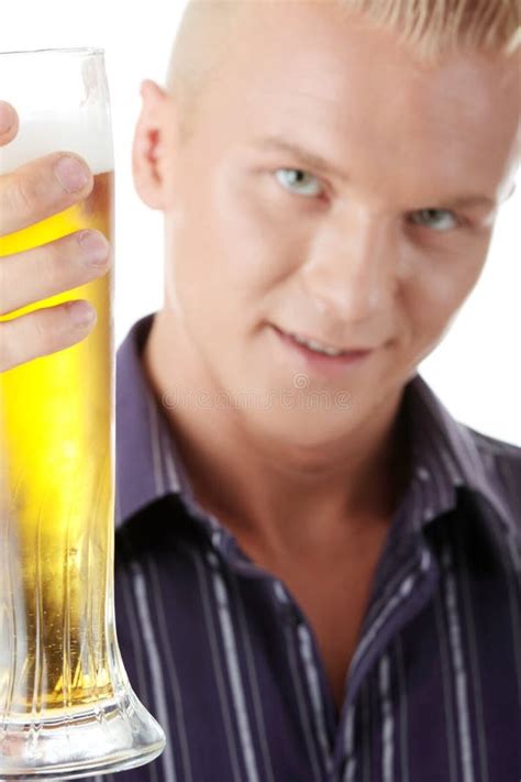 Hombre Joven Feliz Que Sostiene Un Vidrio De Cerveza Foto De Archivo