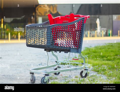 Empty Shopping Cart in front of Store Stock Photo - Alamy