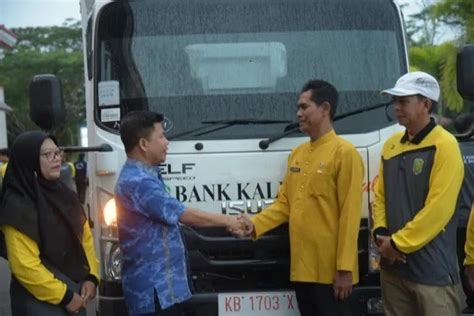 Atasi Persoalan Sampah Pasar Tebas Satono Serahkan Truk Pengangkut