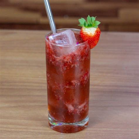 Caipirosca de morango adoçada grenadine ou groselha Uma delicia