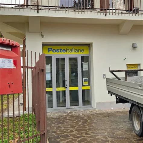 Mozzo Rapinatore Con La Pistola Allufficio Postale Preso Dai