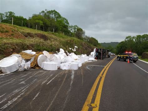 Caminh O Carregado De Bobinas De Papel Tomba Na Br Em Vacaria